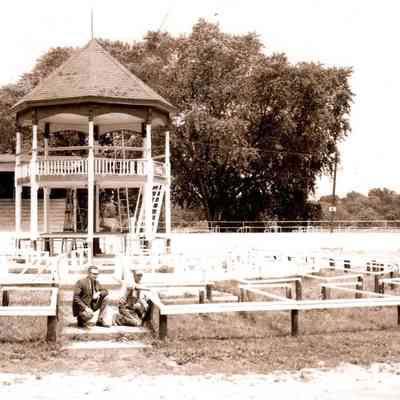 Don W. Robinson (left) and Beve Tyler (right) work on the fairgrounds in 1963