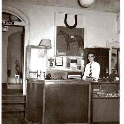 Avalon Inn Front Desk