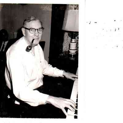 Famous musician Gordon "Goody" Holden visits Beaumont Inn in 1960