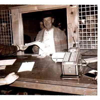 B.M. leonard pays W.H. Ransdell of Salvisa (1965)