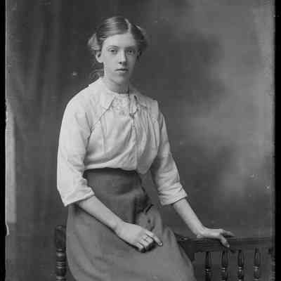 negative, glass plate - Portrait : Young woman, seated