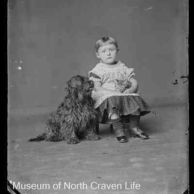 negative, glass plate - Portrait : unknown child and dog