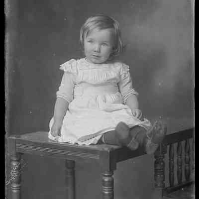 negative, glass plate - Portrait : Child on a table