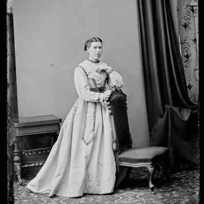 negative, glass plate - Portrait : Ellen Hayes (wife of George Hartley), 1868