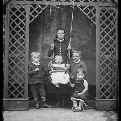 negative, glass plate - Portrait : Mr Clarke's ? children (5)