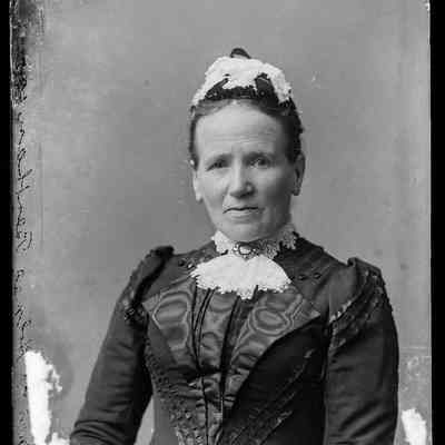 negative, glass plate - Portrait : Mrs A. Holmes (Bentham) 1905(?)