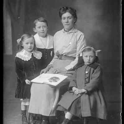 negative, glass plate - Portrait : Woman with three children