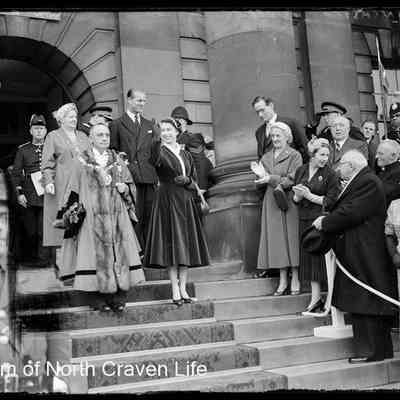 negative, glass plate - Portrait : Queen Elizabeth II on the Town Hall Steps, Lancaster