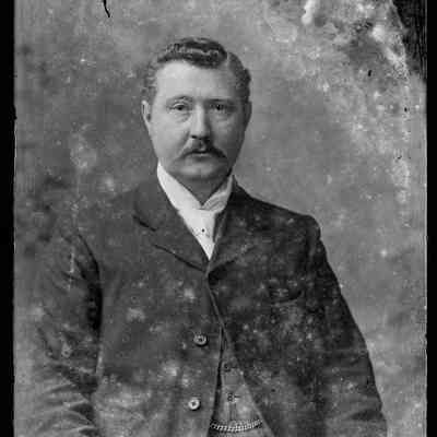 negative, glass plate - Portrait : Gentleman Mr C.F. (Fred) Armistead