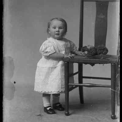 negative, glass plate - Portrait : Small girl standing by chair