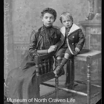 negative, glass plate - Portrait : Mrs Ball and son, 1905