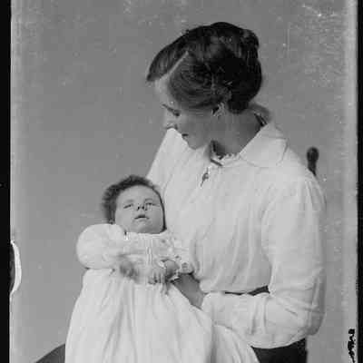 negative, glass plate - Portrait : Mother and infant