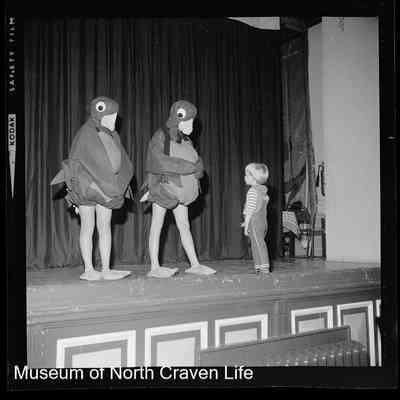 negative, sheet film - Stage drama : Two performers as birds