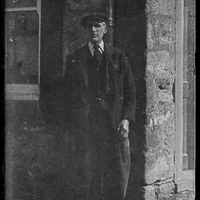 negative, glass plate - Portrait : Man standing at corner of building