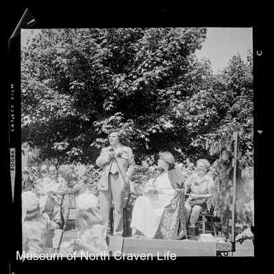 negative, sheet film - Portrait : Carnival Queen