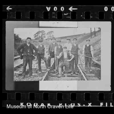 negative, roll film - Portrait : Railway workers with shovels