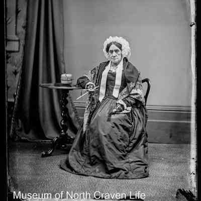 negative, glass plate - Portrait : Mrs Geldard, 1866