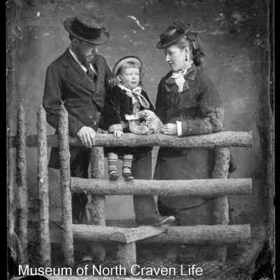 negative, glass plate - Portrait : unknown man, woman and child
