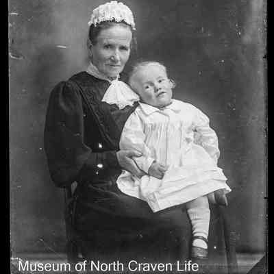 negative, glass plate - Portrait : Mrs C. Ann Holmes and child, 1908