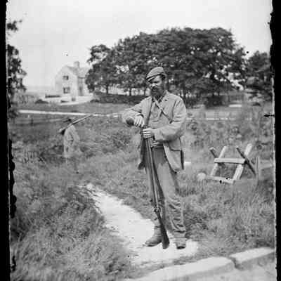 negative, glass plate - Portrait : Gamekeeper with gun