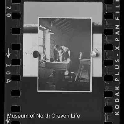 negative, roll film - Portrait : Potter in workshop