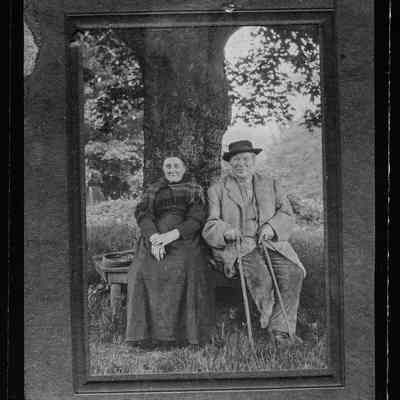 negative, glass plate - Portrait : Man and Woman under Tree