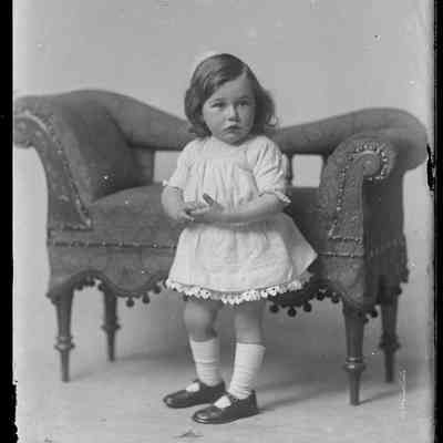 negative, glass plate - Portrait : Child with chaise