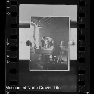 negative, roll film - Portrait : Potter in workshop