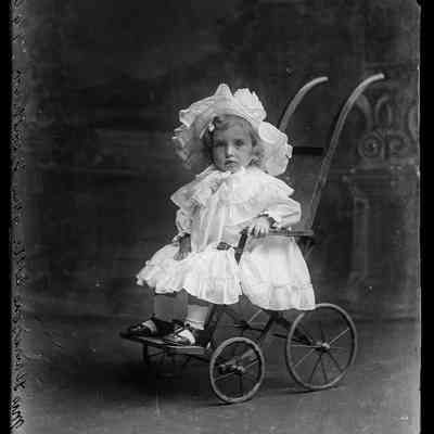 negative, glass plate - Portrait : Miss Harrison (little girl), Bentham, 1904