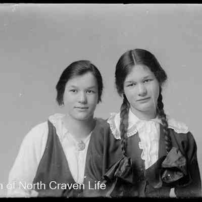 negative, glass plate - Portrait : Two young women
