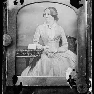 negative, glass plate - Portrait : Young Lady (framed)