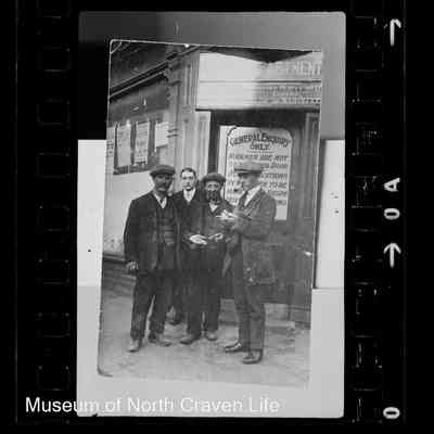 negative, roll film - Portrait : Workmen outside employment/recruitment department?