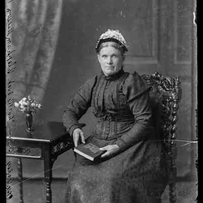 negative, glass plate - Portrait : Miss Paley, Lower Kettlebeck Clapham, 1904