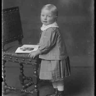 negative, glass plate - Portrait : Small child with book and chair
