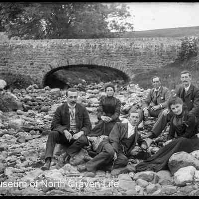 negative, glass plate - Portrait : Group of men and women in dry river bed