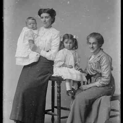 negative, glass plate - Portrait : Two women seated with a young girl and baby