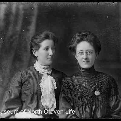 negative, glass plate - Portrait : Mrs Fryers and Mrs Hitchen, Long Preston, 1905