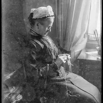 negative, glass plate - Portrait : Old lady, seated