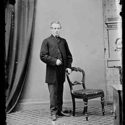 negative, glass plate - Portrait : Man standing (Mr Lord?)