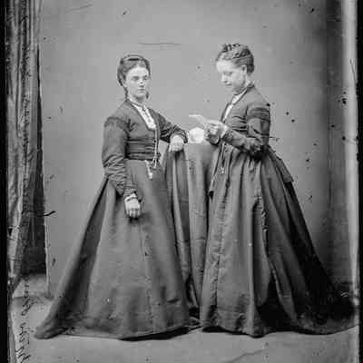 negative, glass plate - Portrait : Miss Hardacre & Miss Thompson, 1870