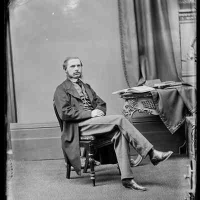 negative, glass plate - Portrait : Gentleman by table