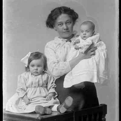 negative, glass plate - Portrait : Woman with small girl and baby