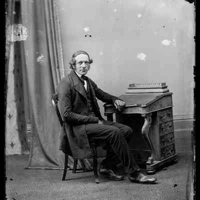 negative, glass plate - Portrait : Gentleman at desk
