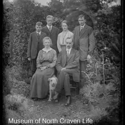 negative, glass plate - Portrait (Family Group)