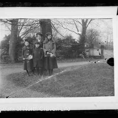 negative, glass plate - Group portrait : Family of four
