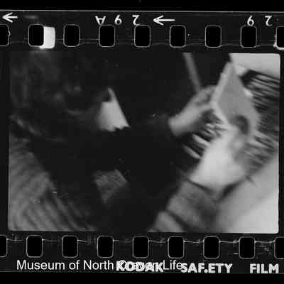 negative, roll film - Portrait : Woman filing