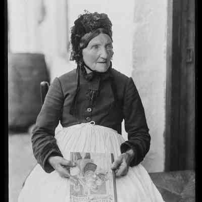 negative, glass plate - Old Lady with book