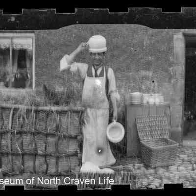 negative, sheet film - Portrait : a man with a chamber pot on his head