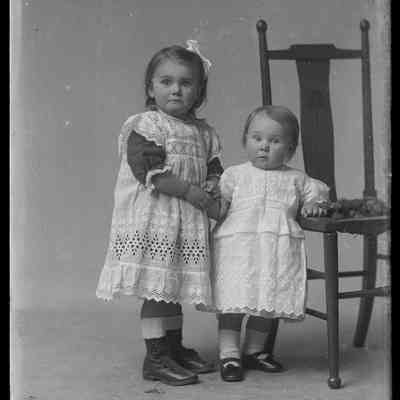 negative, glass plate - Portrait : Two little girls with chair