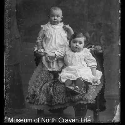 negative, glass plate - Portrait : Mrs W. Holmes' children, Bentham, 1904